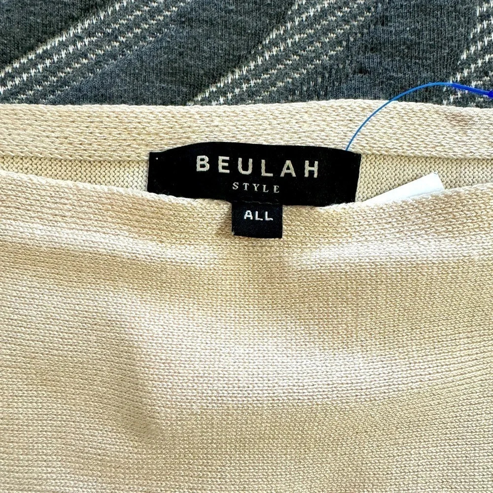 Trendy Beulah Brand Sweater Size Medium - Picture 3 of 3